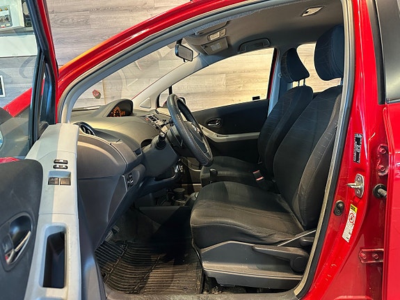 Toyota Yaris 8 of 22