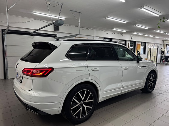 Volkswagen Touareg 3 of 5
