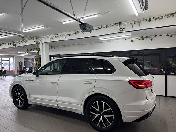 Volkswagen Touareg 2 of 5