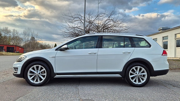 Volkswagen Golf Alltrack 2 of 5