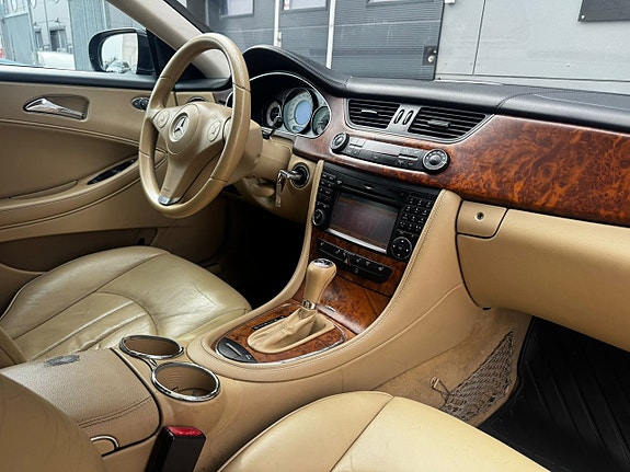 Mercedes-Benz CLS300 26 of 28