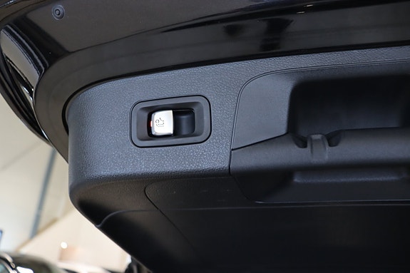 Mercedes-Benz EQC400 8 of 29