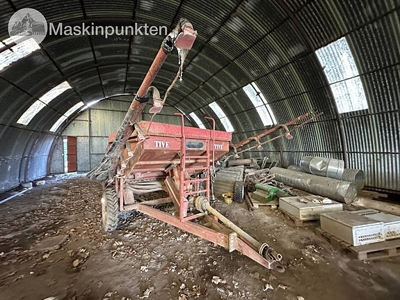 Tive 3-4 Tonjet gödningsspridare