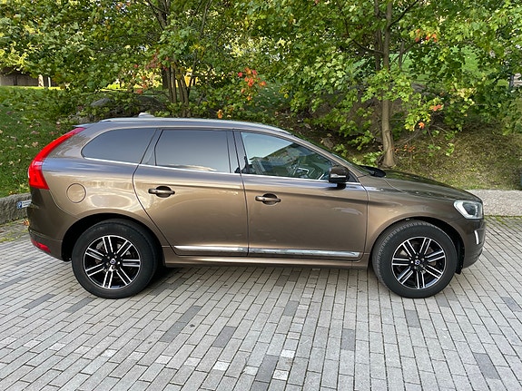 Volvo XC60 2 of 12