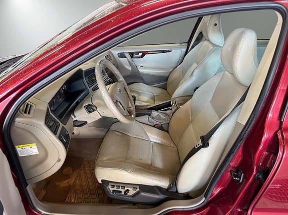 Volvo V70 8 of 13