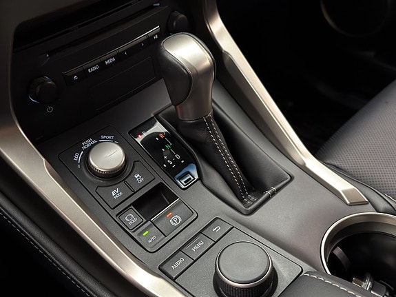 Lexus NX300h 27 of 30
