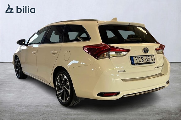 Toyota Auris 2 of 5