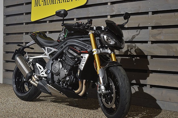 Triumph Speed Triple 1200 RS 2 of 5