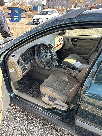 Volvo V70 3 of 4