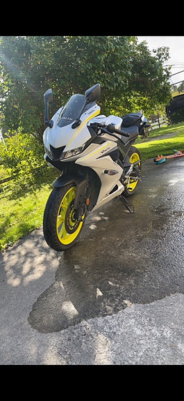 Yamaha YZF-R125 2 of 3