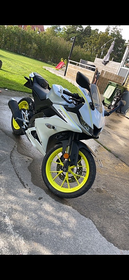 Yamaha YZF-R125 3 of 3