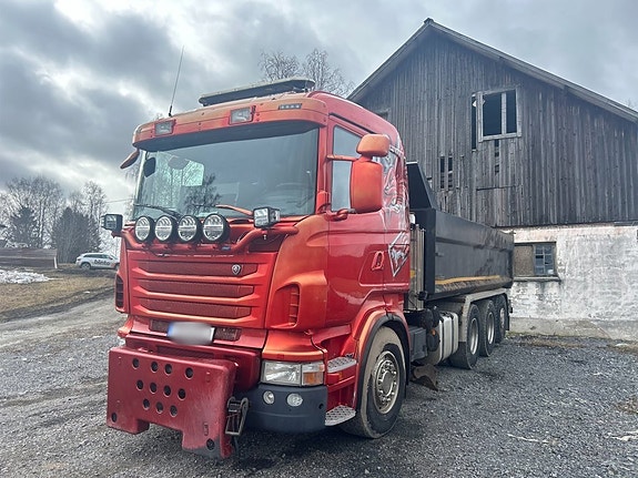 Tippbil plogutrustad SCANIA R560LB8X4*4HSA