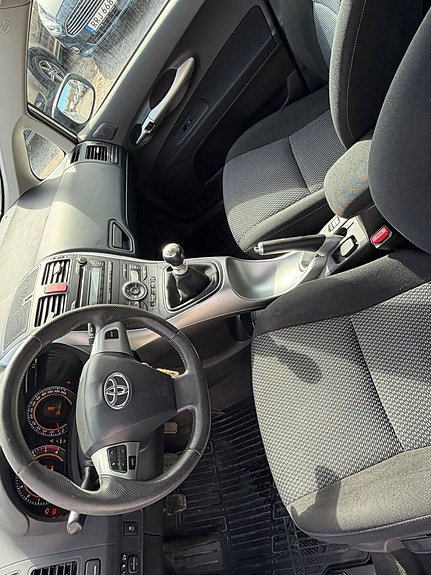 Toyota Auris 8 of 9