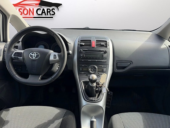 Toyota Auris 7 of 9