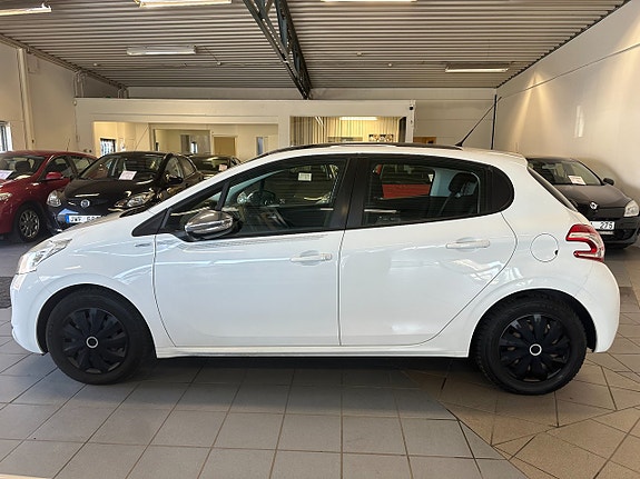 Peugeot 208 2 of 5