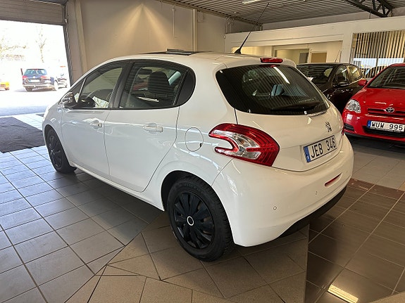 Peugeot 208 3 of 5