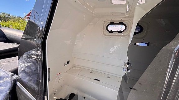 BRIG Eagle 8 Evinrude G2 300 hk- 2020 10 of 11