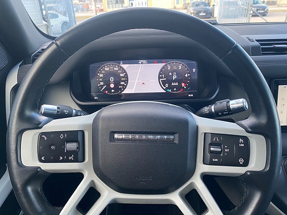 Land Rover Defender 110 5 of 5