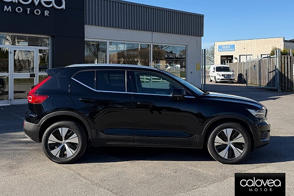 Volvo XC40 2 of 5