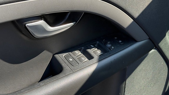 Volvo V70 11 of 30