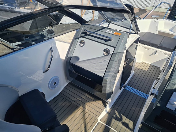Bella 700 BR Mercury F300 Verado 2017 8 of 12