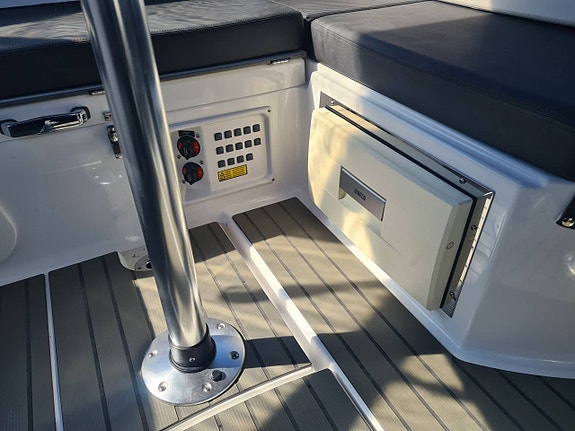 Bella 700 BR Mercury F300 Verado 2017 11 of 12