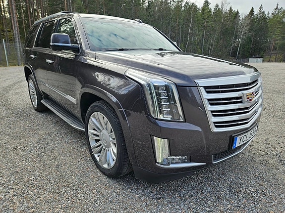 Cadillac Escalade 5 of 5