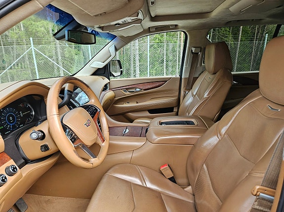 Cadillac Escalade 10 of 14