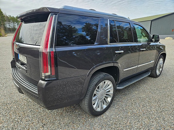 Cadillac Escalade 7 of 14