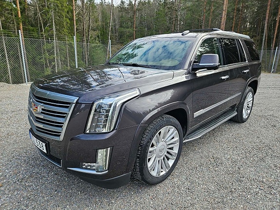 Cadillac Escalade 2 of 5