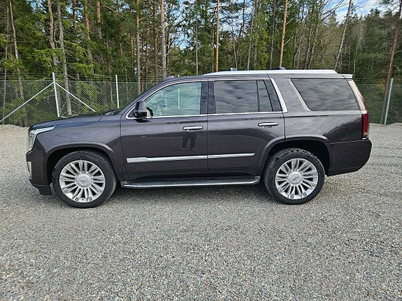 Cadillac Escalade 4 of 5