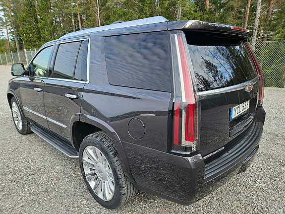 Cadillac Escalade 8 of 14