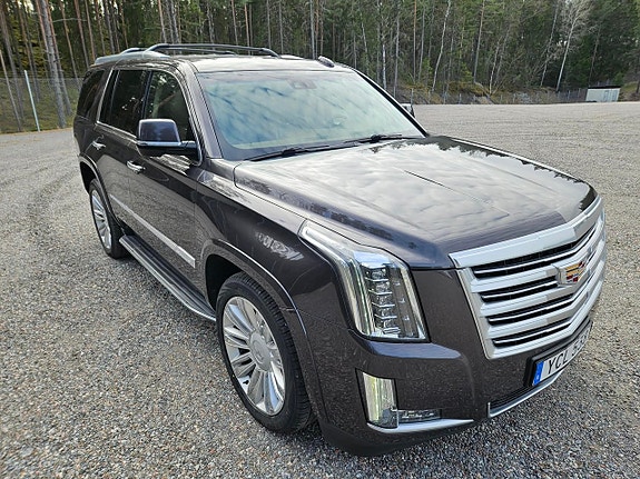 Cadillac Escalade 3 of 5