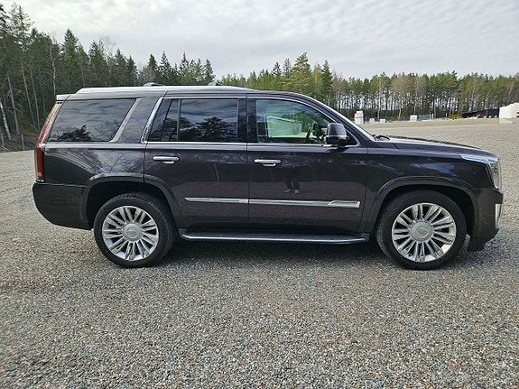 Cadillac Escalade 6 of 14