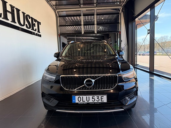 Volvo XC40 2 of 5
