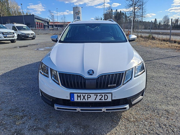 Skoda Octavia Scout 3 of 5