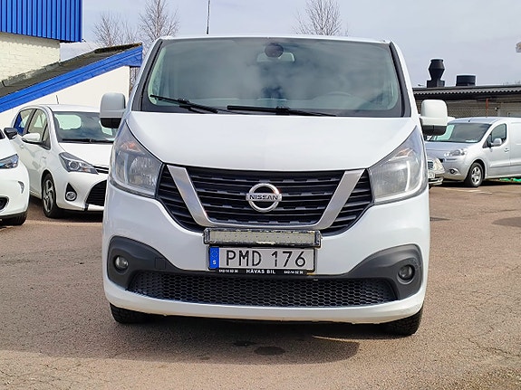 Nissan NV300 2 of 5