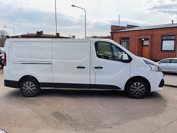 Nissan NV300 8 of 13