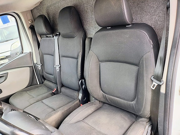 Nissan NV300 11 of 13