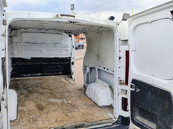 Nissan NV300 12 of 13
