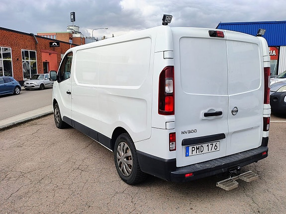 Nissan NV300 4 of 5