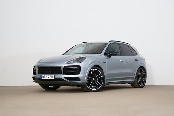 Porsche Cayenne 2 of 5