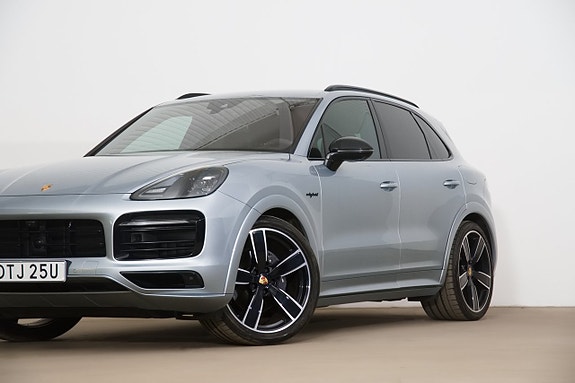 Porsche Cayenne 3 of 5