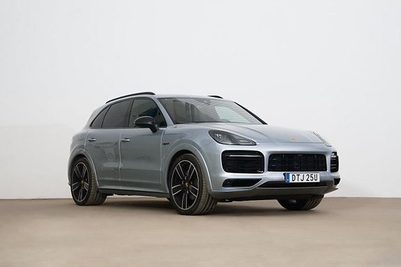 Porsche Cayenne 5 of 5