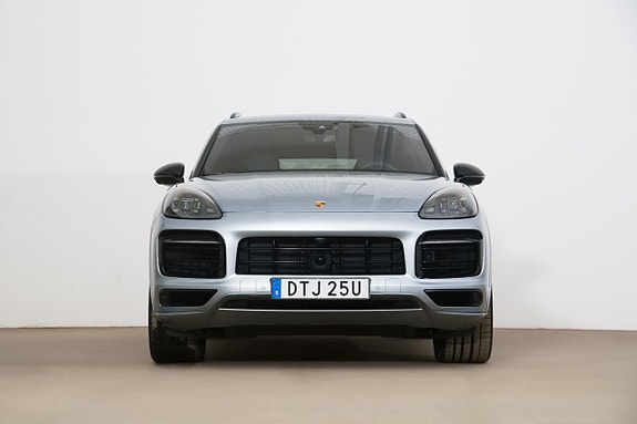 Porsche Cayenne 4 of 5