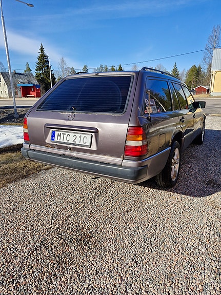 Mercedes-Benz 300 TD 4 of 5