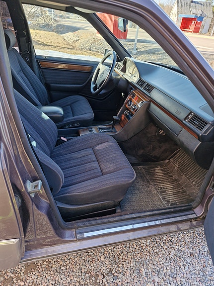 Mercedes-Benz 300 TD 5 of 5