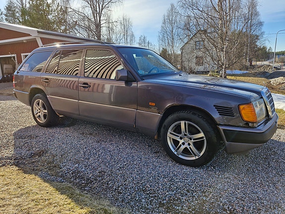 Mercedes-Benz 300 TD 2 of 5