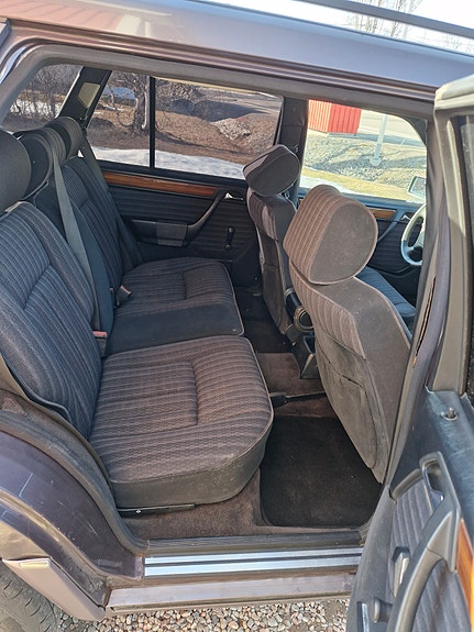 Mercedes-Benz 300 TD 6 of 6