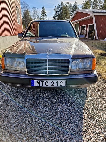 Mercedes-Benz 300 TD 3 of 5